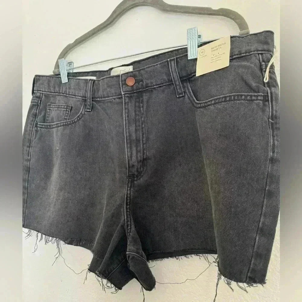⚡️NWT Universal Thread Boyfriend Shorts - Picture 3 of 3